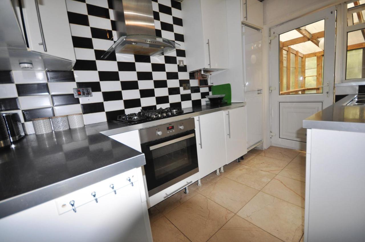 Modern 2 Bed Apartment Luton  Zewnętrze zdjęcie