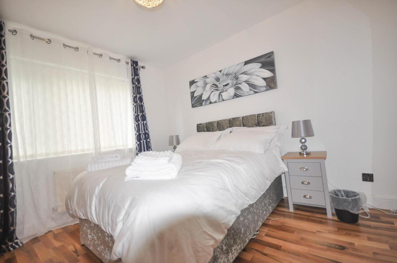 Modern 2 Bed Apartment Luton  Zewnętrze zdjęcie
